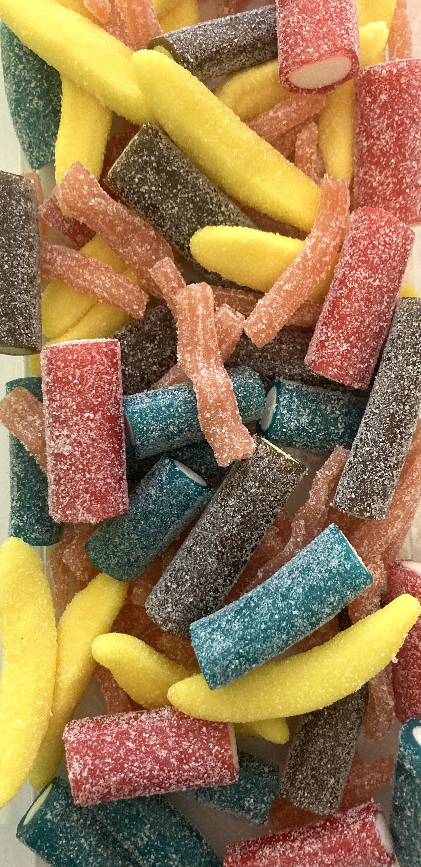 Réf B5 89 – Box 5 - Bonbon en forme de Mini câble et Banane Acide, Bonbon Halal sachet de 500 g.