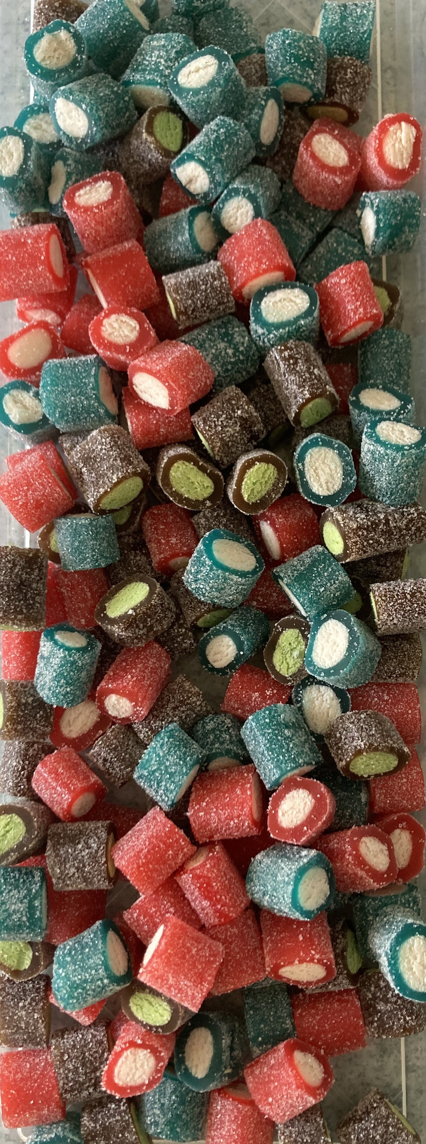 Réf B8 98 – Box 8 - Bonbon aux fruits en forme de Bouchée de Mini Câble gout Framboise, Cola et Fraise Acide, Bonbon Halal sachet de 600 gr.